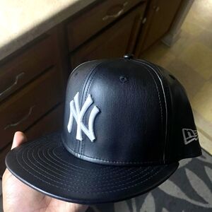 NY Yankees Blk Leather fitted cap